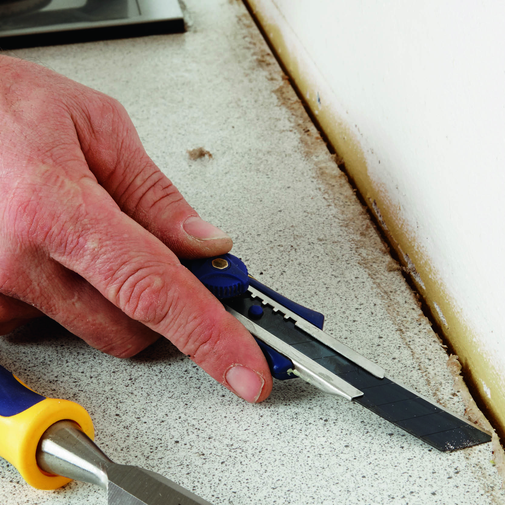 Resterne af den gamle silikone fjernes