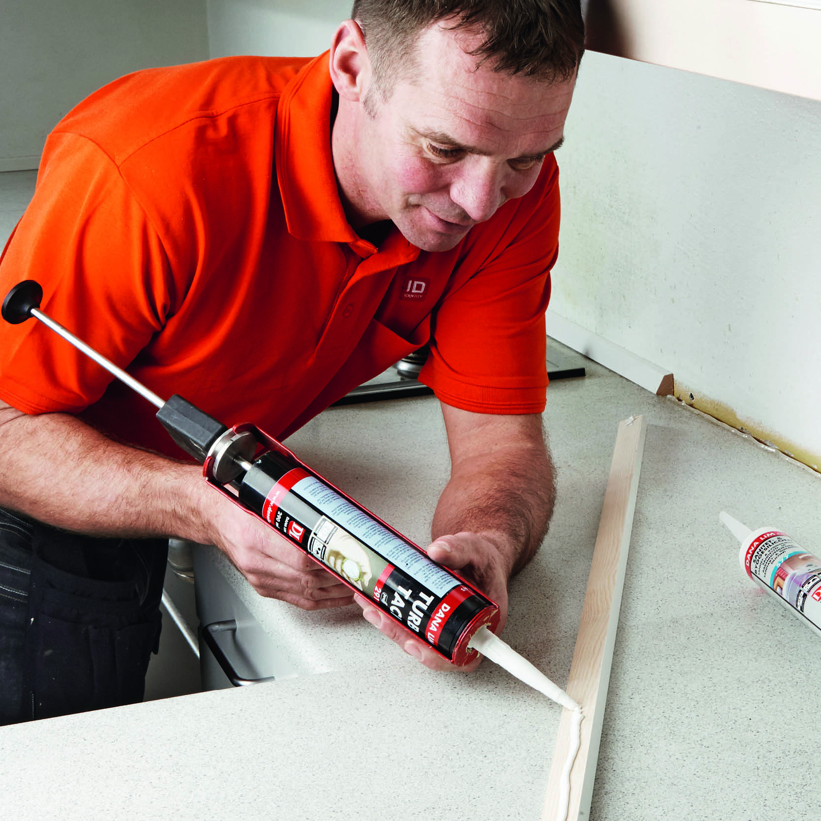 Smør monteringslim på vægsiden af listen