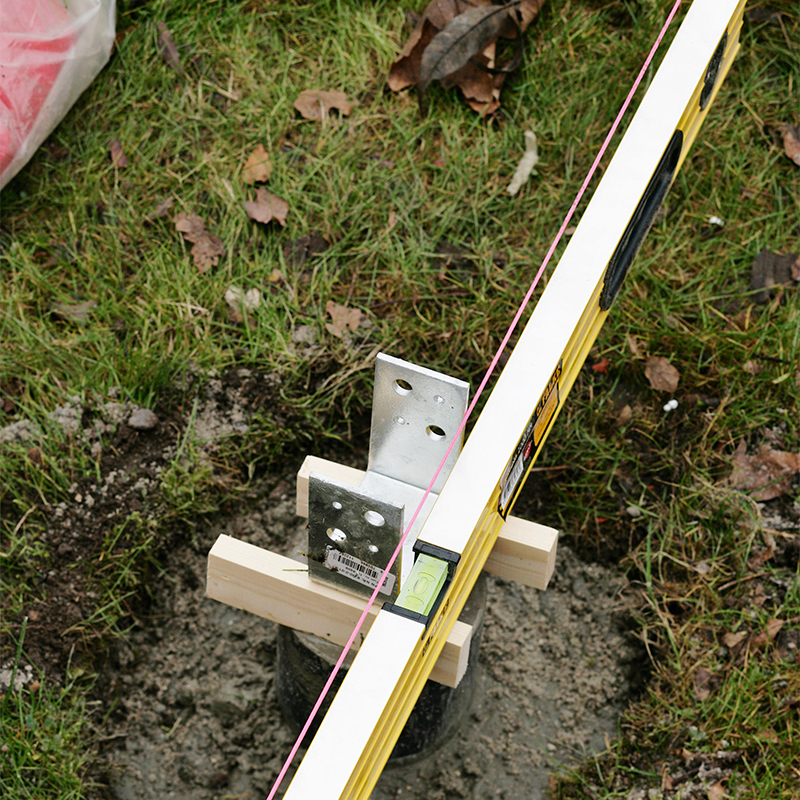 Painekyllästetty tolppa asennus tolppakengällä