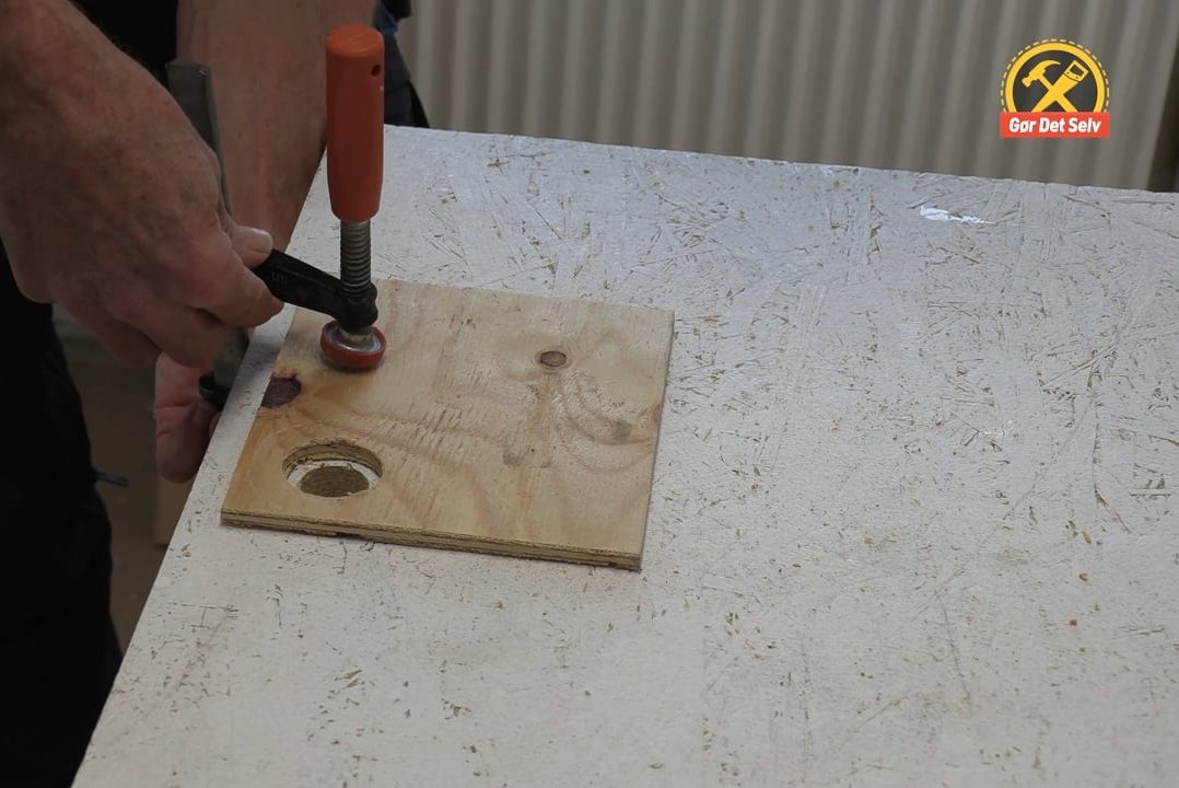 Styrplatta för stora hål