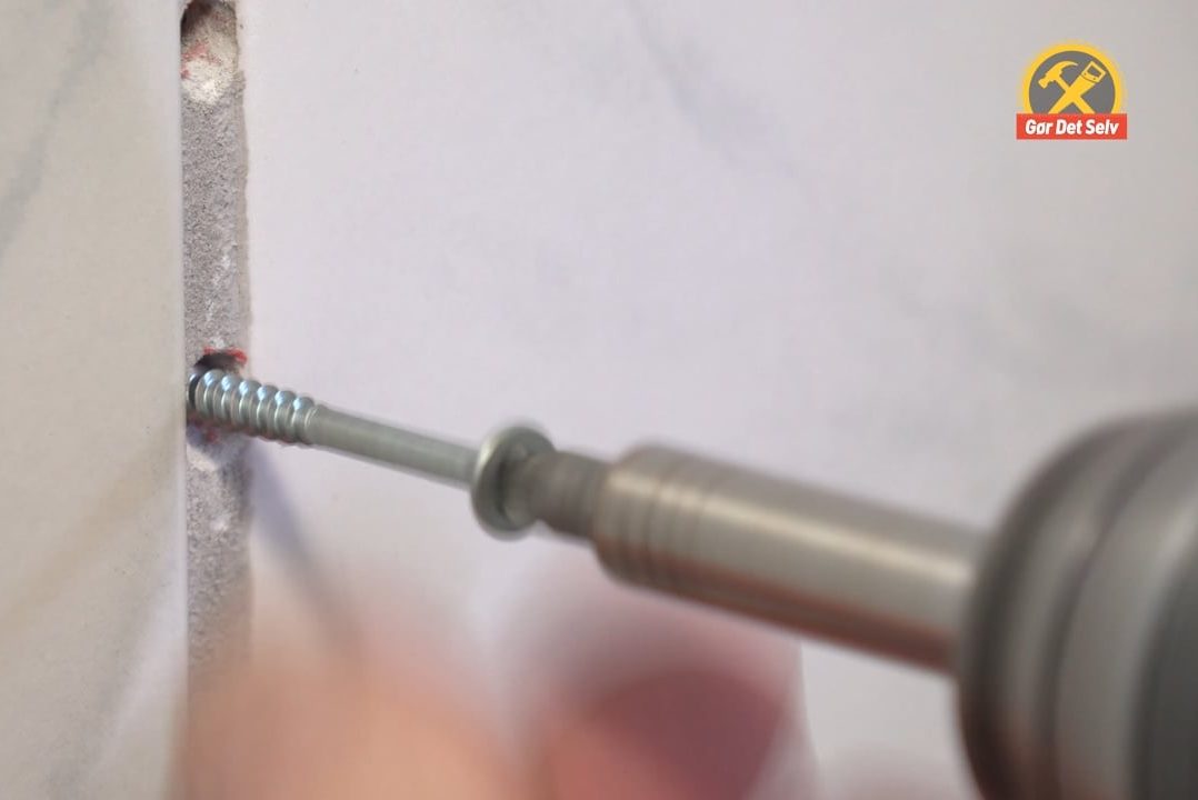 Slå in pluggen i väggen