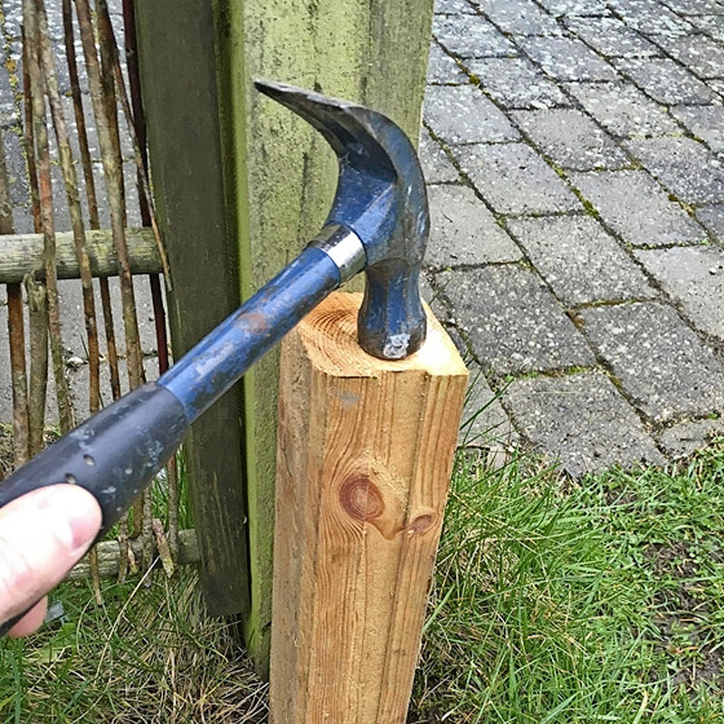 Støttetræ til hegnets stolper