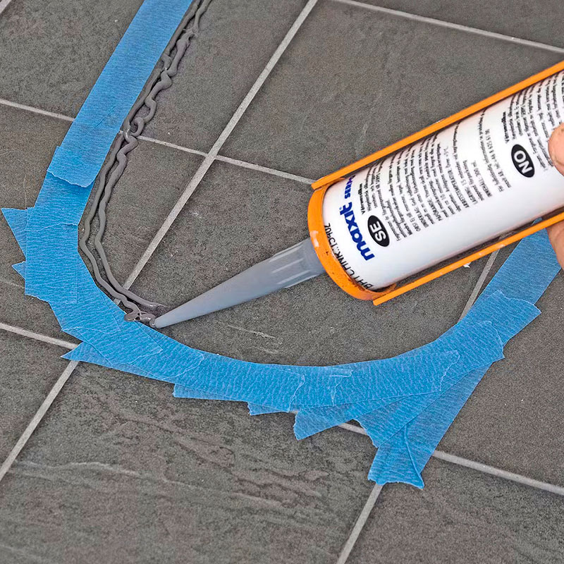 Lim toilettet fast til gulvet