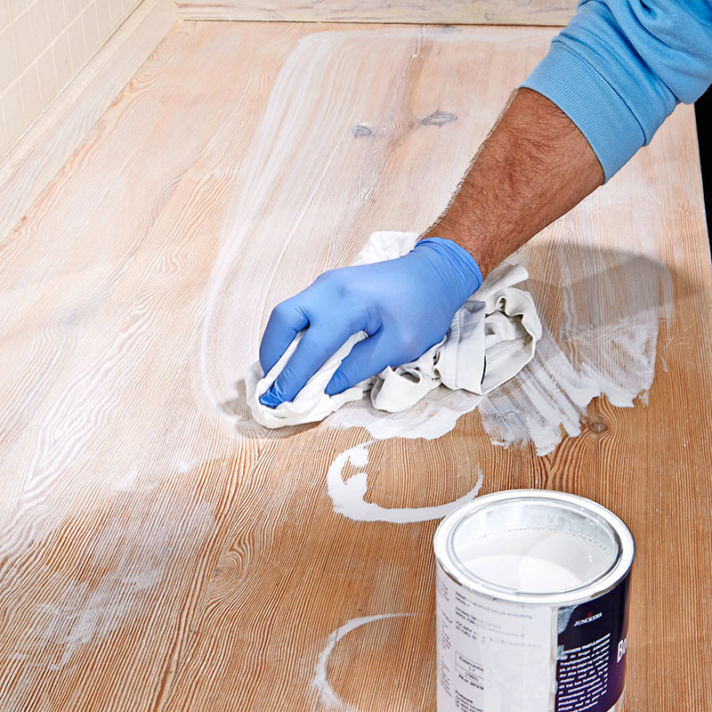 Olie på undersiden af bordpladen