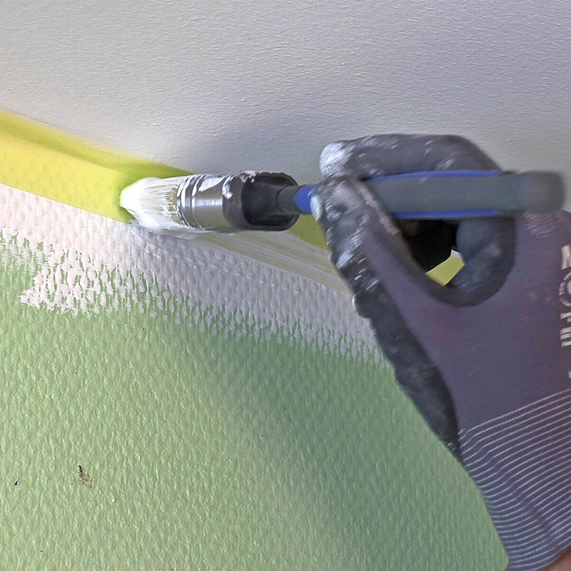 Forsegl tapen med maling og få en skarp kant