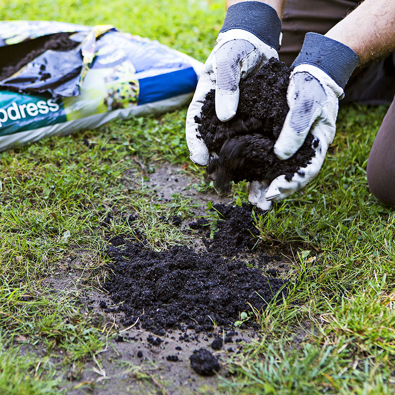 Fiks bare pletter med topdressing