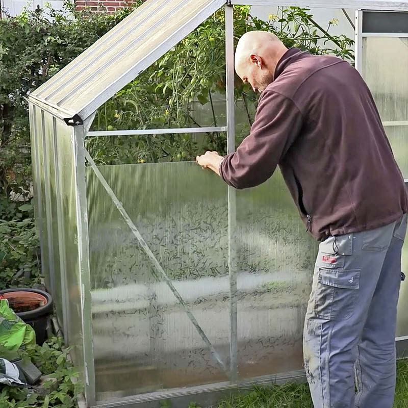 Skyv den nye platen inn i sporet på drivhusets hjørneprofil