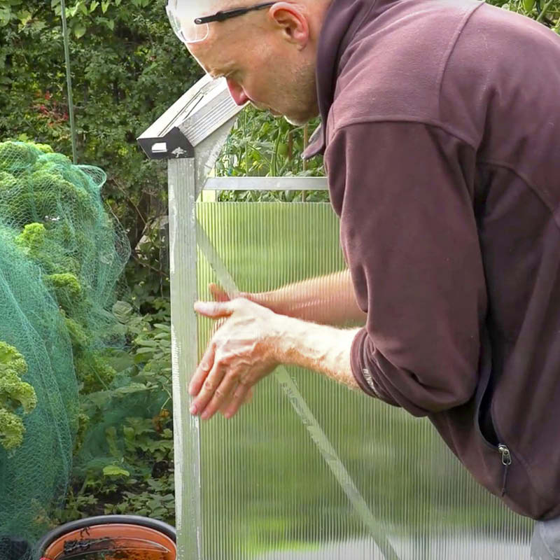 Sett den ene siden av platen inn i sporet