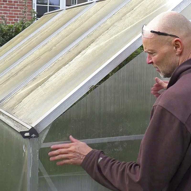 Trykk den trekantede platen inn i den øvre delen av drivhuset