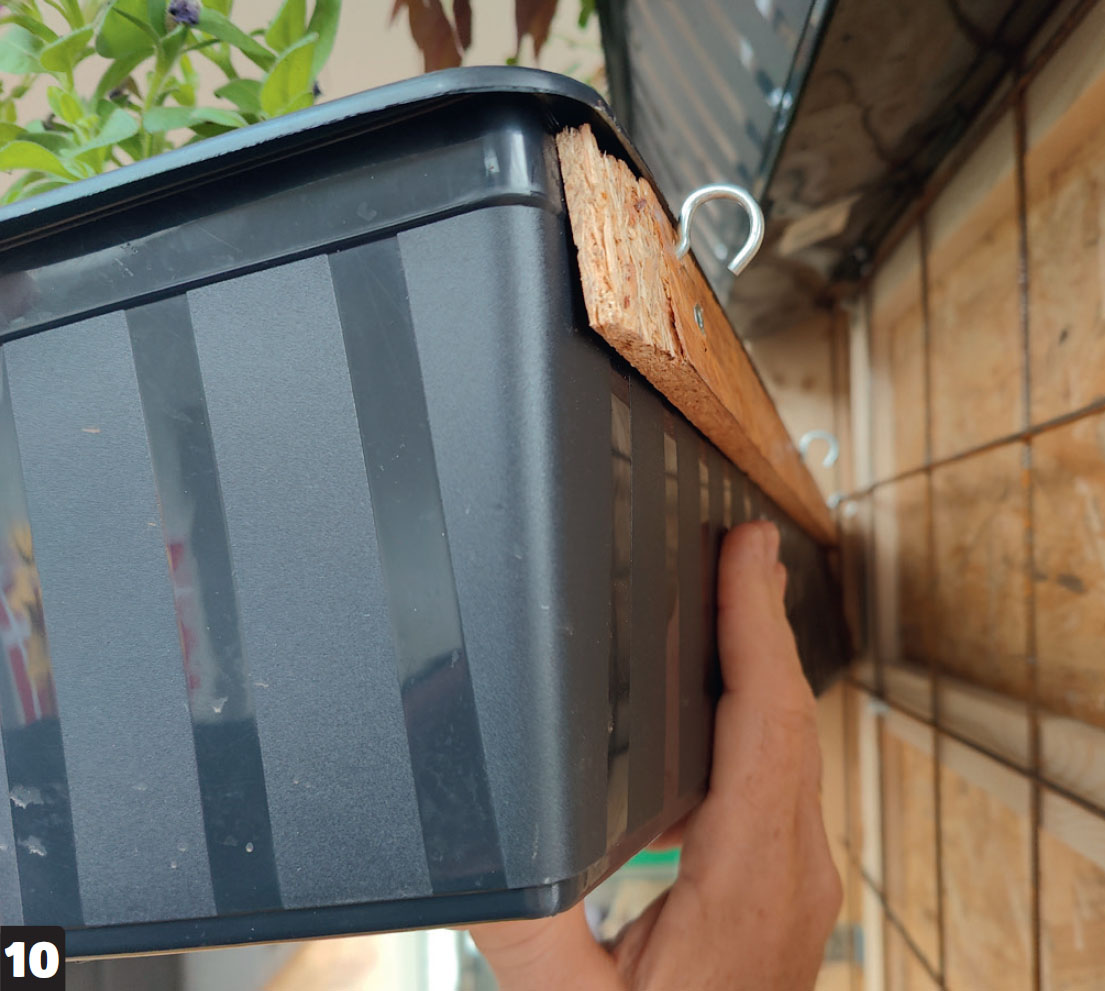 Vertikal hage: Monter planteveggen med skruer