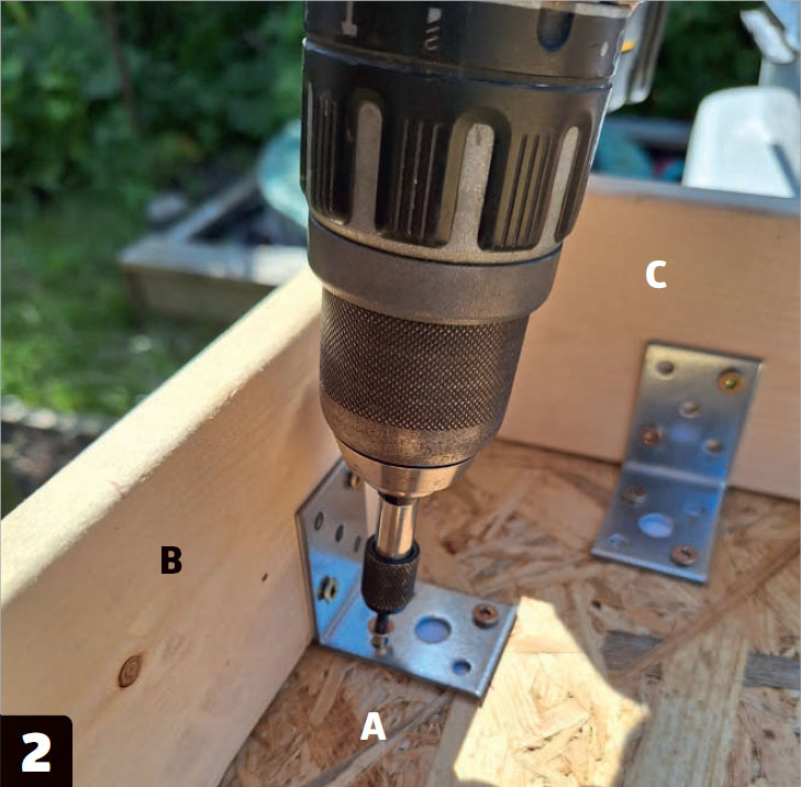 Växtvägg: Skruva fast ramdelar (B och C) och beslag