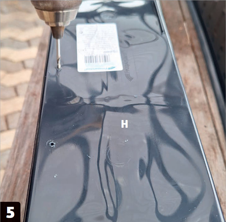 Växtvägg: Borra hål för dränering i två balkonglådor