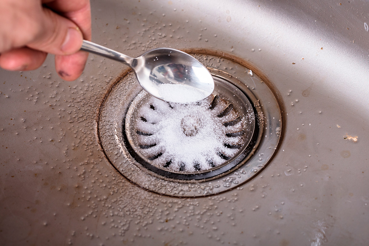 Rengøring af afløb med natron og eddike