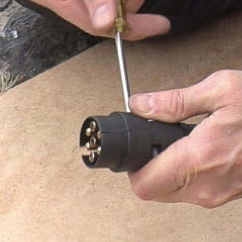 Lys på trailer virker ikke: Læg stikket på plads i den ene halvdel af plastkappen