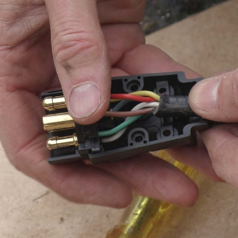 Lys på trailer virker ikke: Luk plastkappen sammen omkring stikket