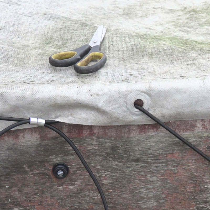 Trailer pressening: Før elastikken gennem øjerne i presenningen