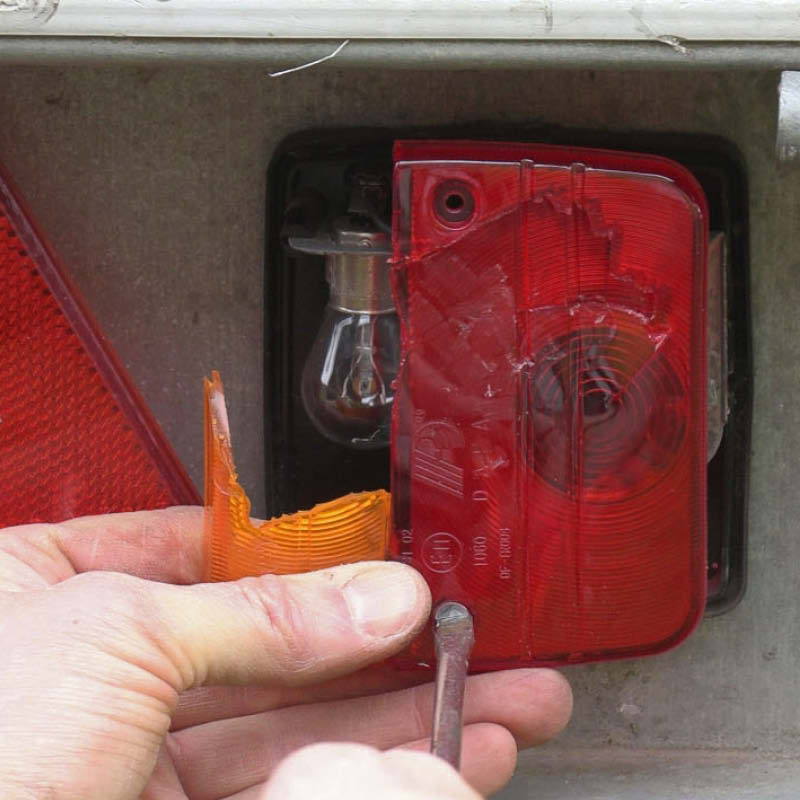 Trailer lygter: Fjern det beskadigede glas