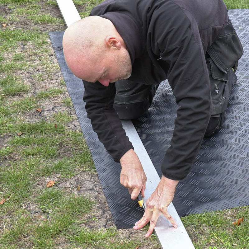 Bund til trailer: Skær bundmåtten til