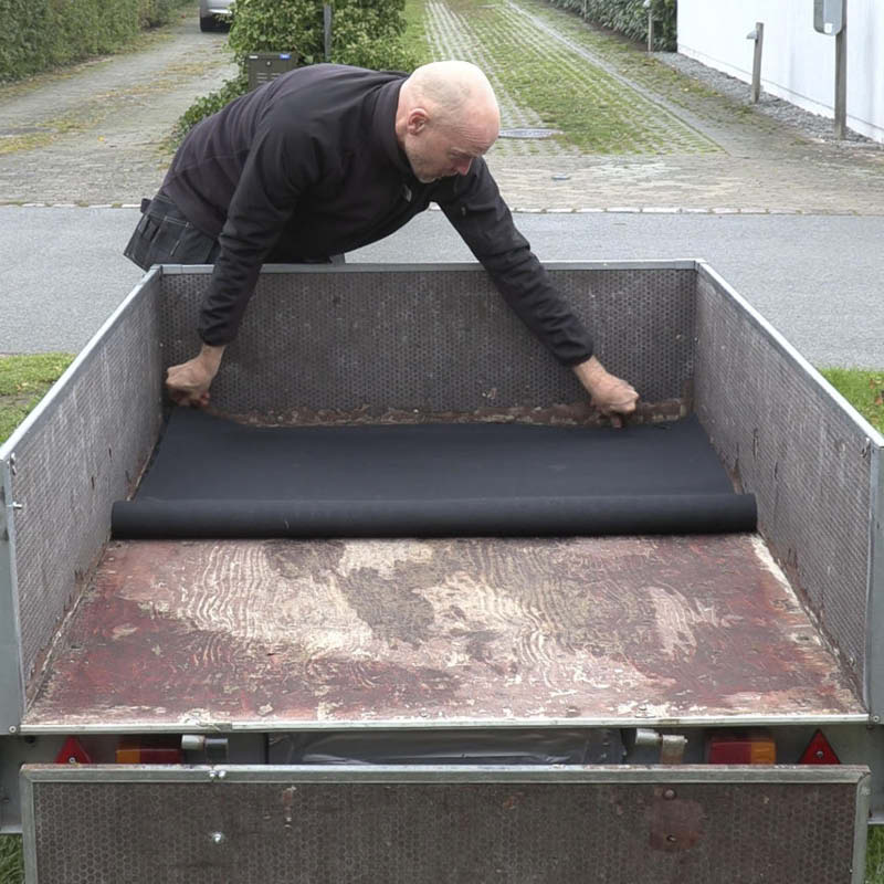 Bund til trailer: Læg måtten på plads