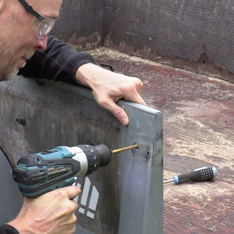 Trailer hængsel: Bor ud til de nye bolte til modholderen