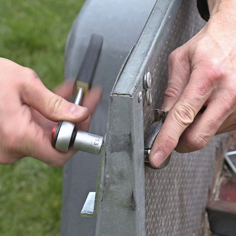 Trailer hængsel: Sæt beslaget på med de medfølgende bolte