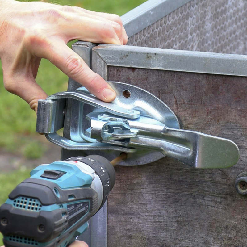 Trailer hængsel: Bor ud til de nye bolte