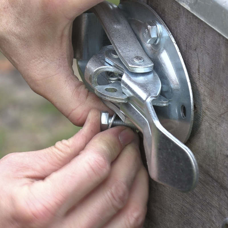 Trailer hængsel: Skru hægtelukkeren på
