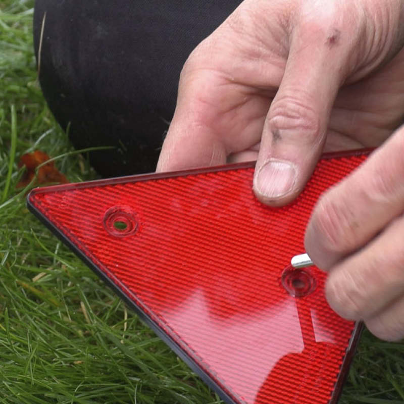 Reflekser til trailer: Sæt boltene igennem det nye refleks