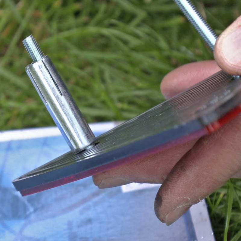 Reflekser til trailer: Her sættes to rør omkring boltene