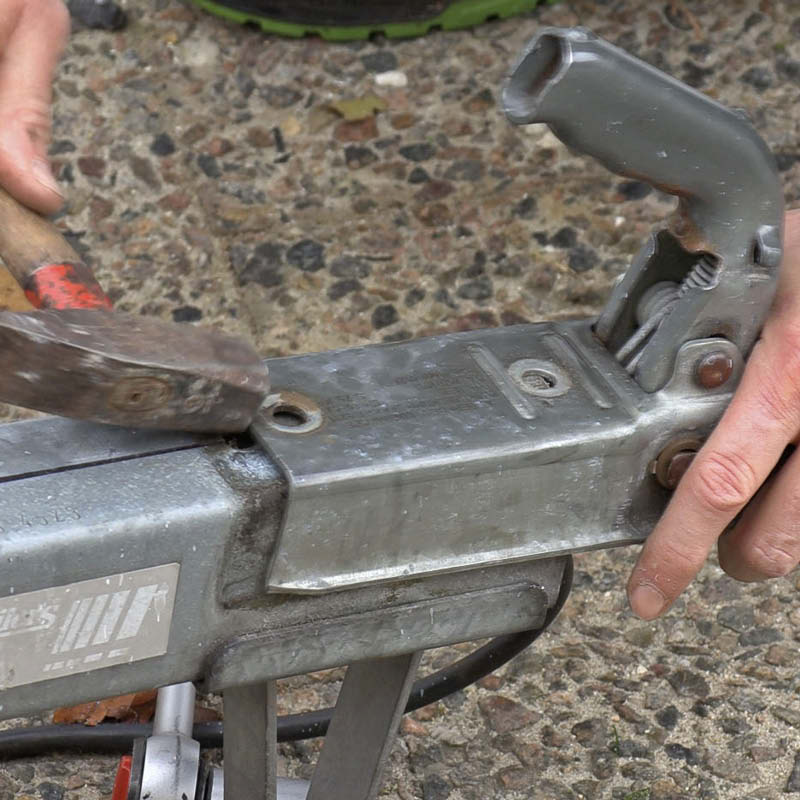 Kuglekobling trailer: Her må vi slå lidt med en hammer