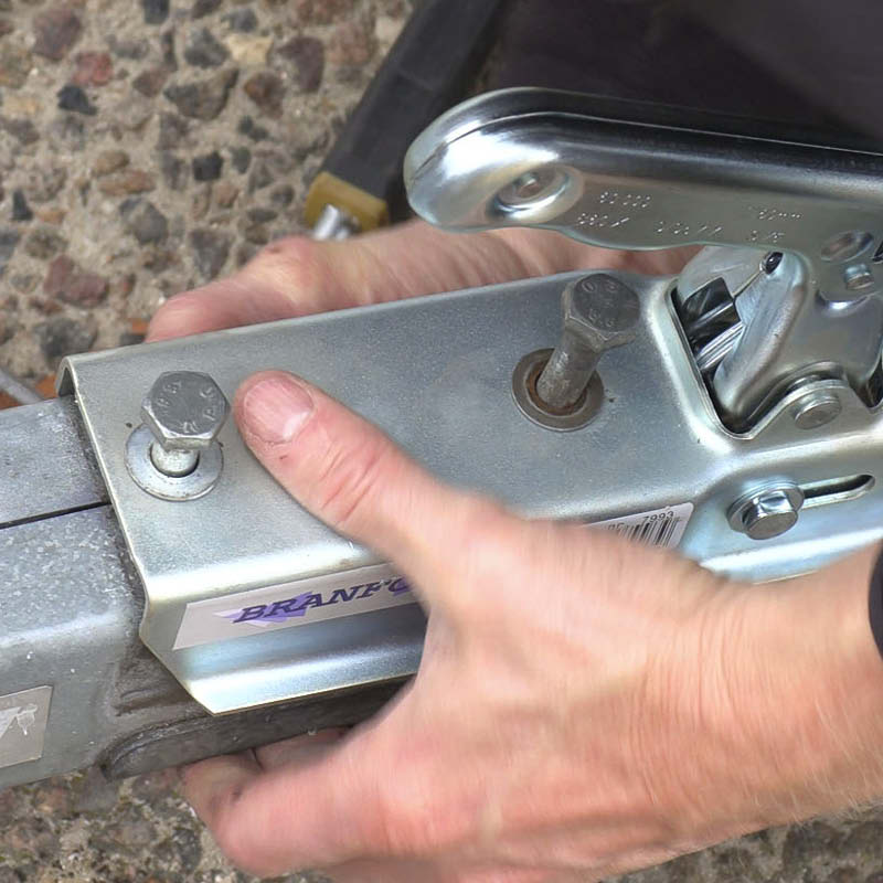 Kuglekobling trailer: Sæt den nye kobling på