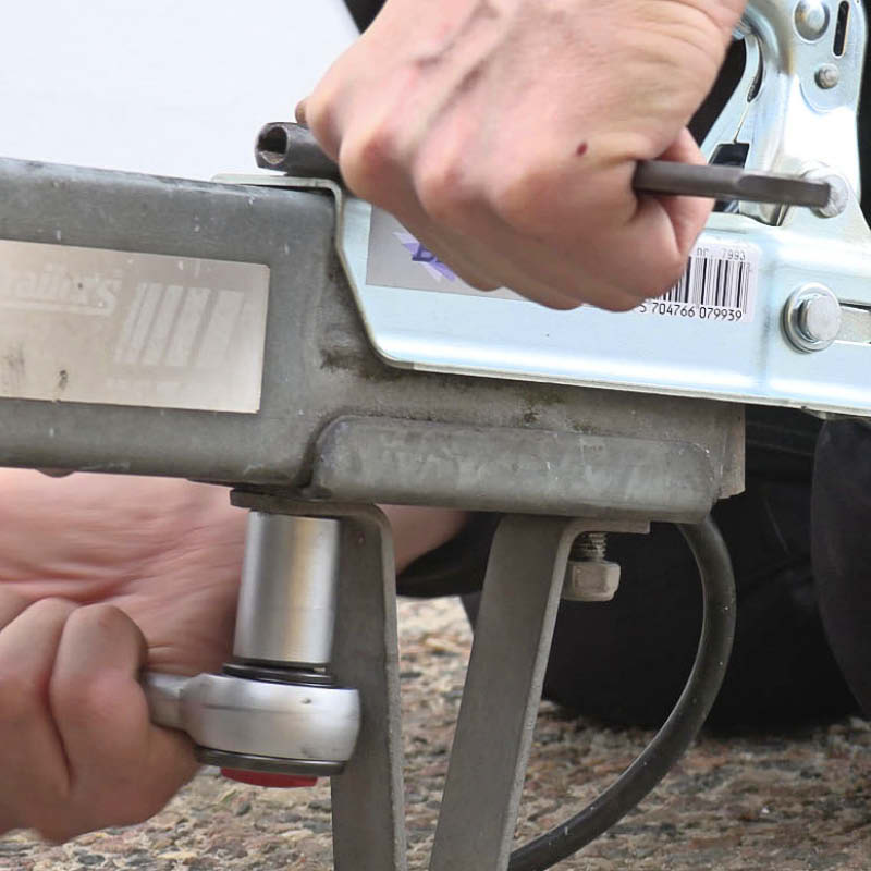 Kuglekobling trailer: Spænd boltene