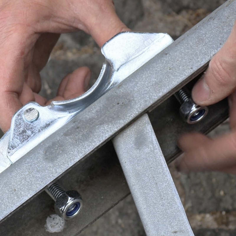 Næsehjul til trailer: Sæt klembøjlen på stellet