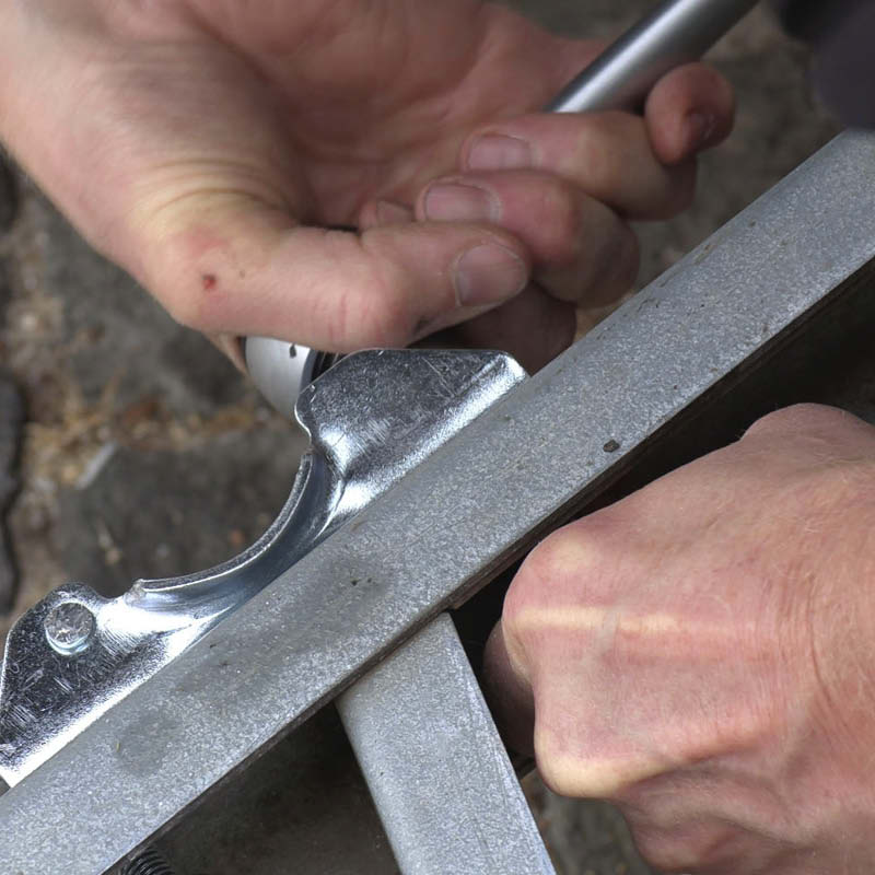 Næsehjul til trailer: Den første bolt spændes fast med en topnøgle