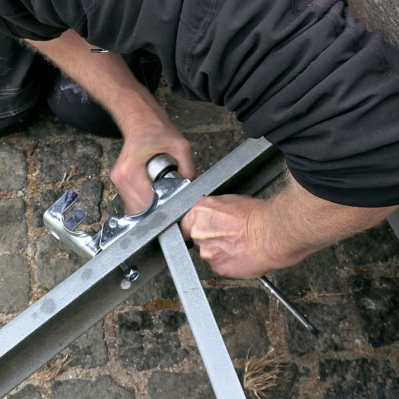 Næsehjul til trailer: Spænd den anden bolt fast