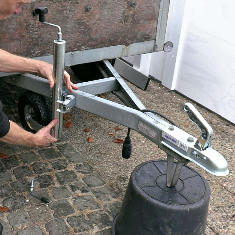 Næsehjul til trailer: Sæt hjulet ind i klembøjlen