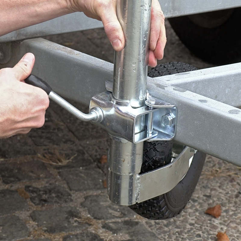 Næsehjul til trailer: Skru spændegrebet på, og spænd det, til det låser