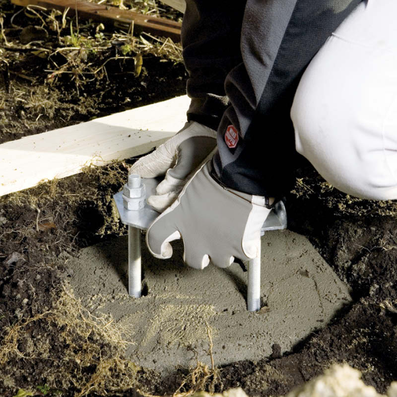 Flaggstång montering: Markfästet gjuts fast