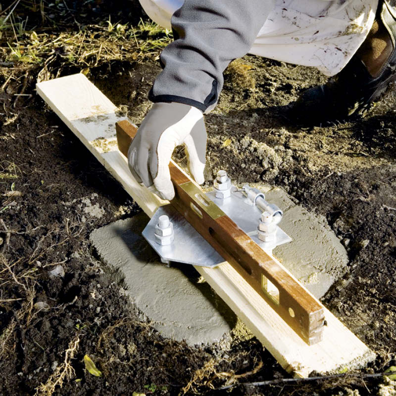 Flaggstång montering: Se till att det är minst 30 mm luft mellan markfästet och betongen