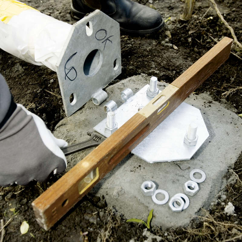 Montera flaggstång: Lägg flaggstången så att foten hamnar precis vid markfästet