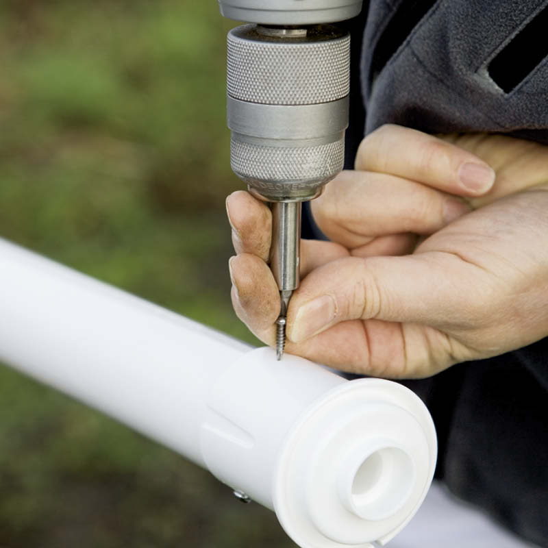 Montera flaggstång: Tryck fast toppbeslaget på flaggstången