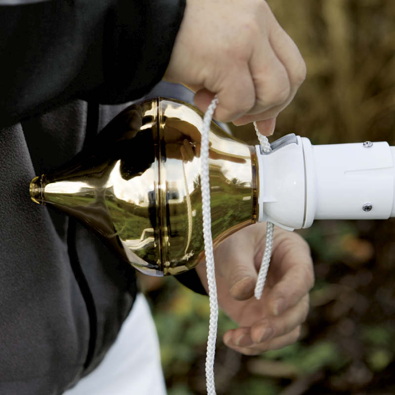 Montera flaggstång: Flagglinan träs genom fästet längst upp i stången