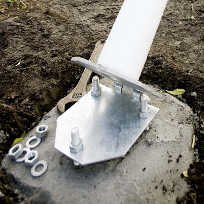 Montera flaggstång: Flaggstången lyfts på plats