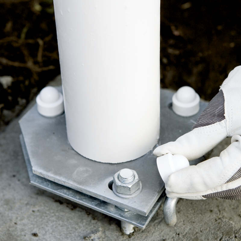 Montera flaggstång: Dra åt muttrarna när stången är lodrät