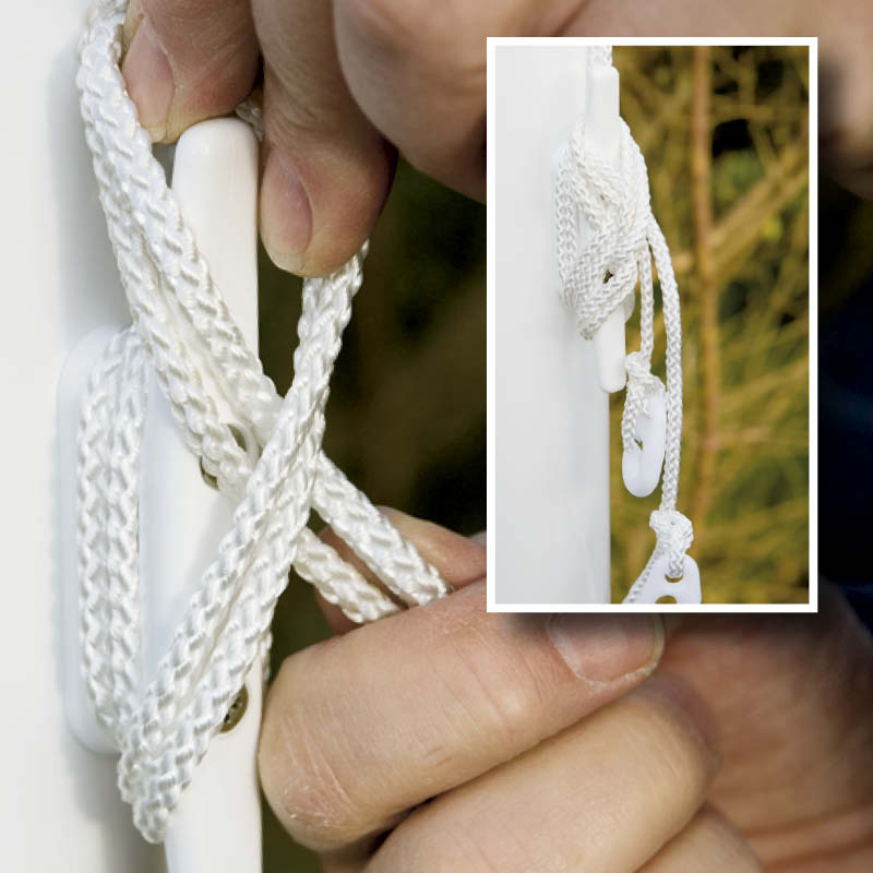 Montera flaggstång: Fäst linan i knapen