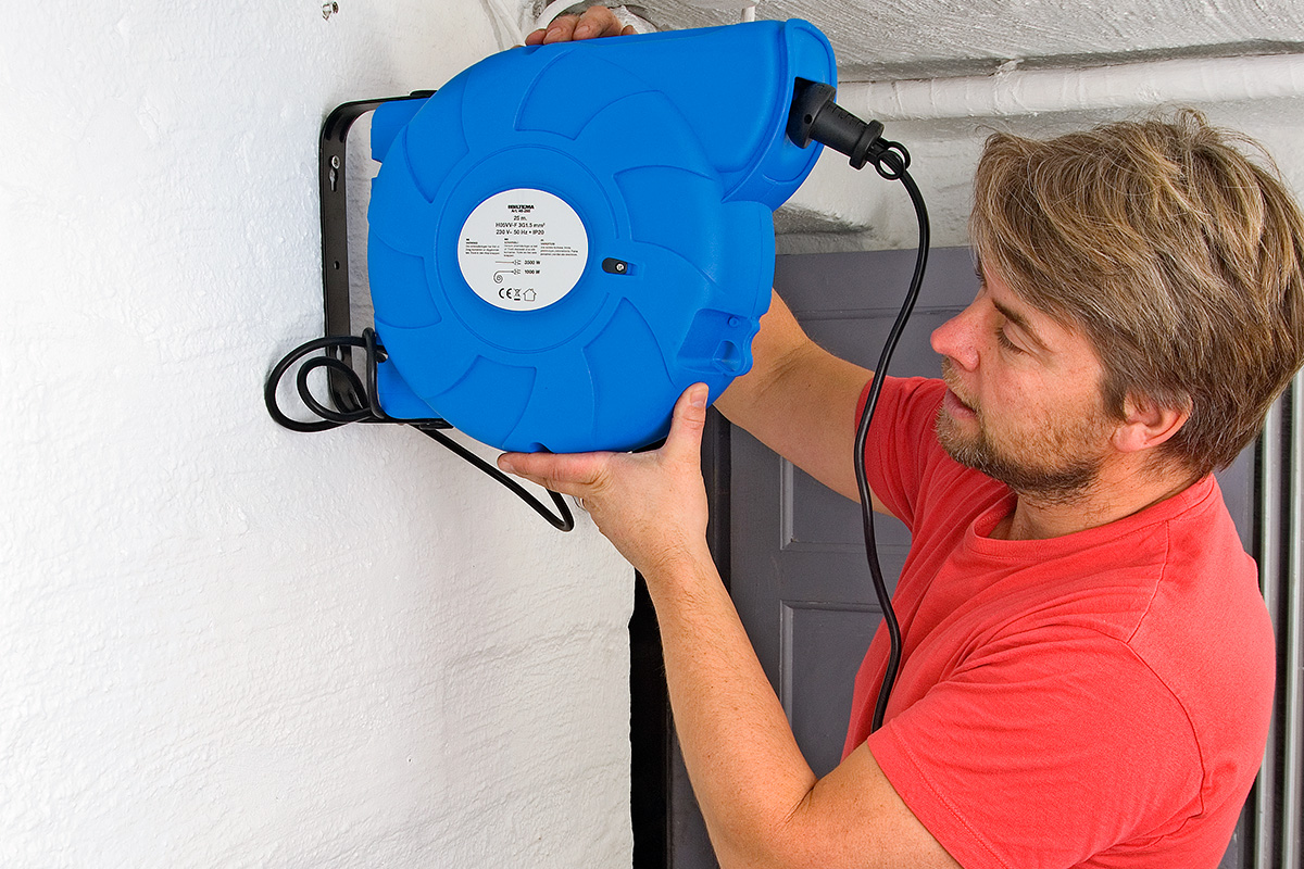 Vägghängd kabelvinda i verkstad