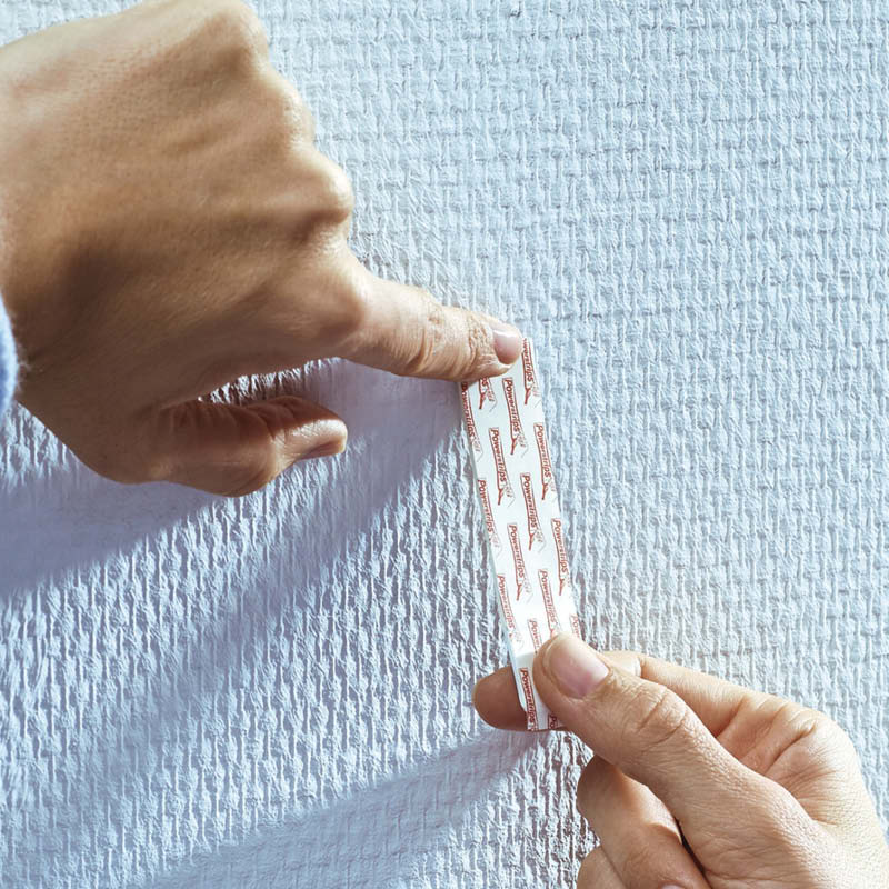 Tesa tarrakoukku: Paina tarra kiinni