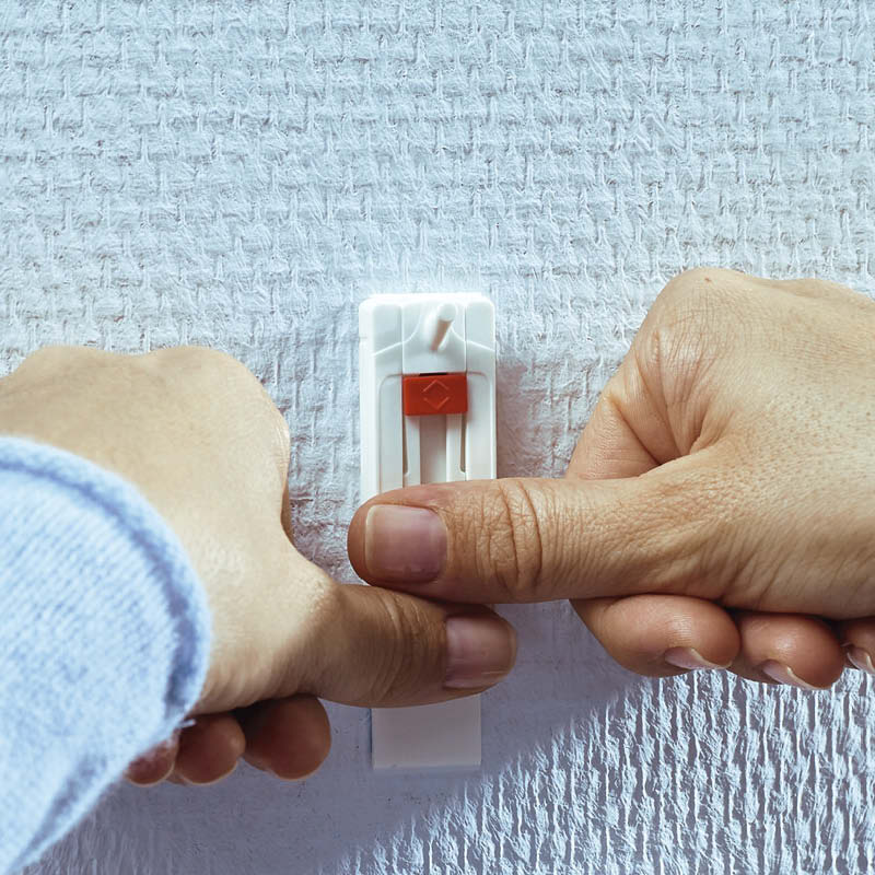 Tesa tarrakoukku: Paina muovilevy ja naula kiinni