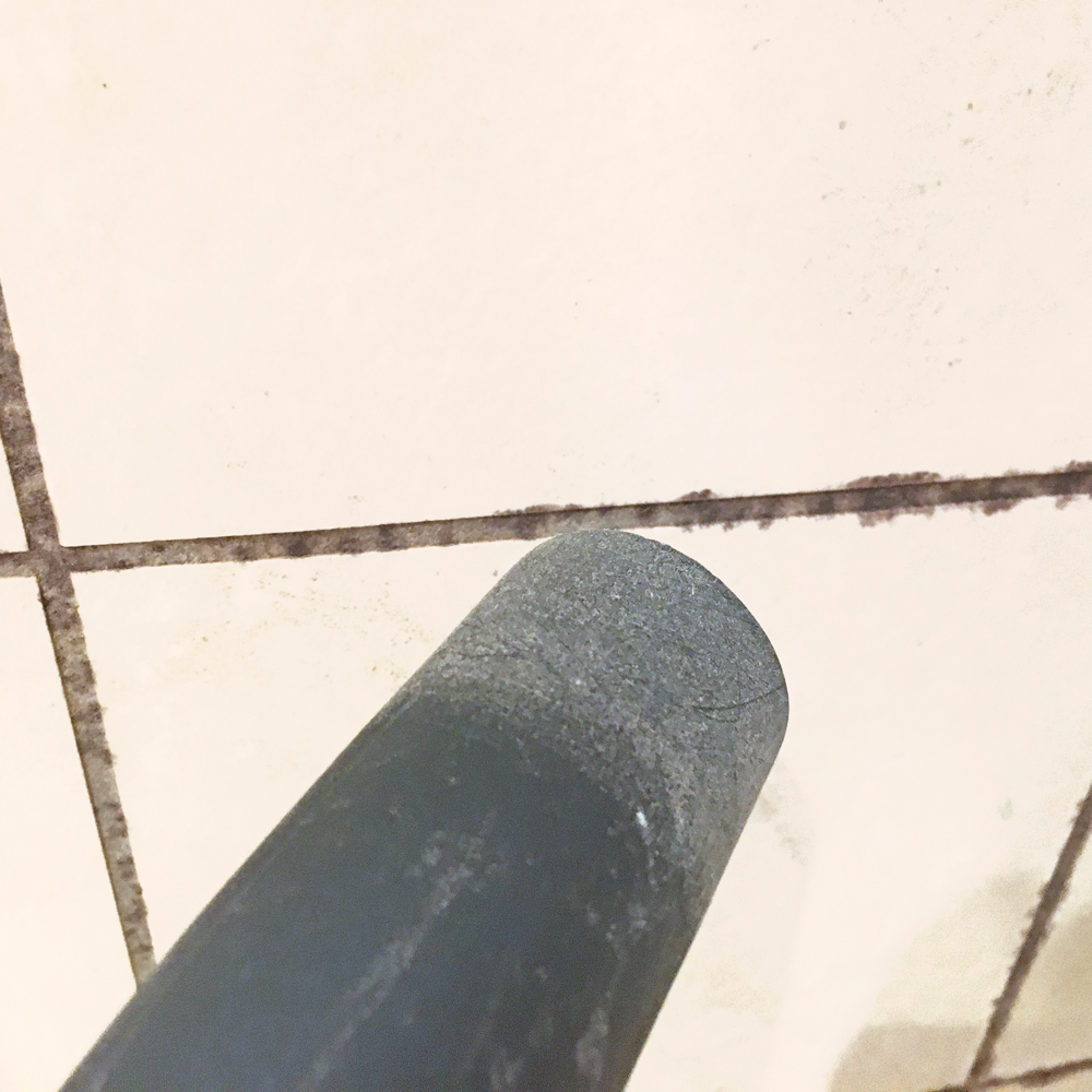 Hvordan ser muggsopp ut: Støvsug området med en støvsuger med HEPA-filter