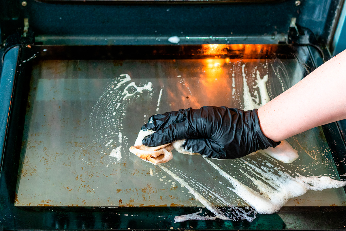 Vaske stekeovn med oppvaskmiddel